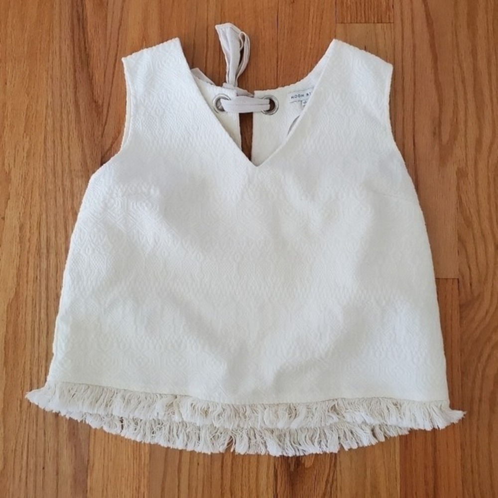 Moon River White Textured Jacquard Sleeveless Fringe Top L